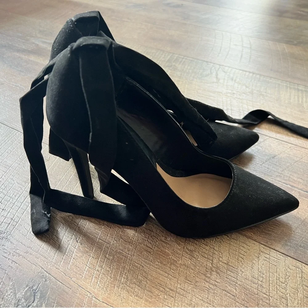 Shoe Dazzle Black Heels with Ribbon Detail - Picture 1 of 3